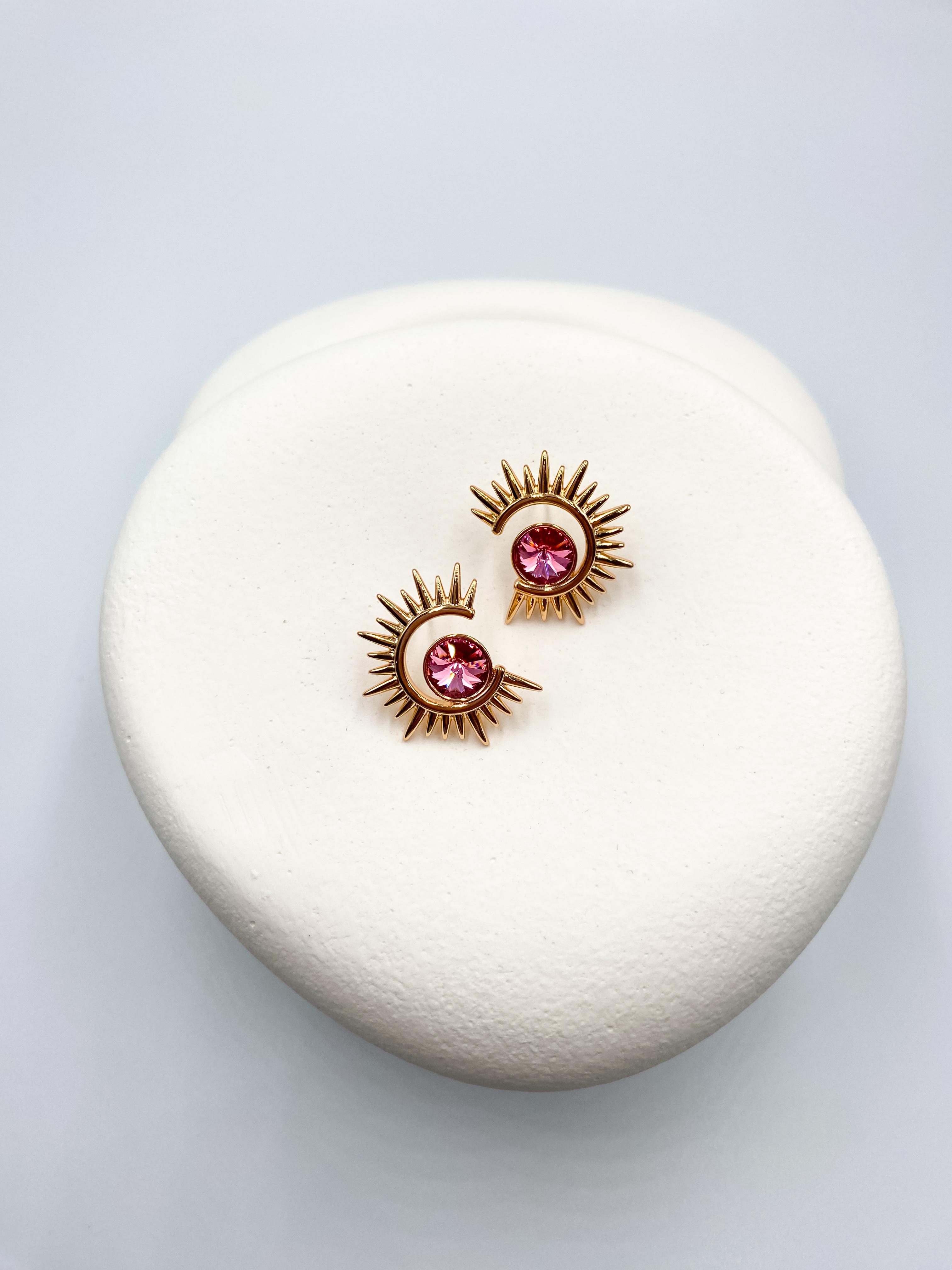 Güneş Motifli Pembe Taşlı Küpe