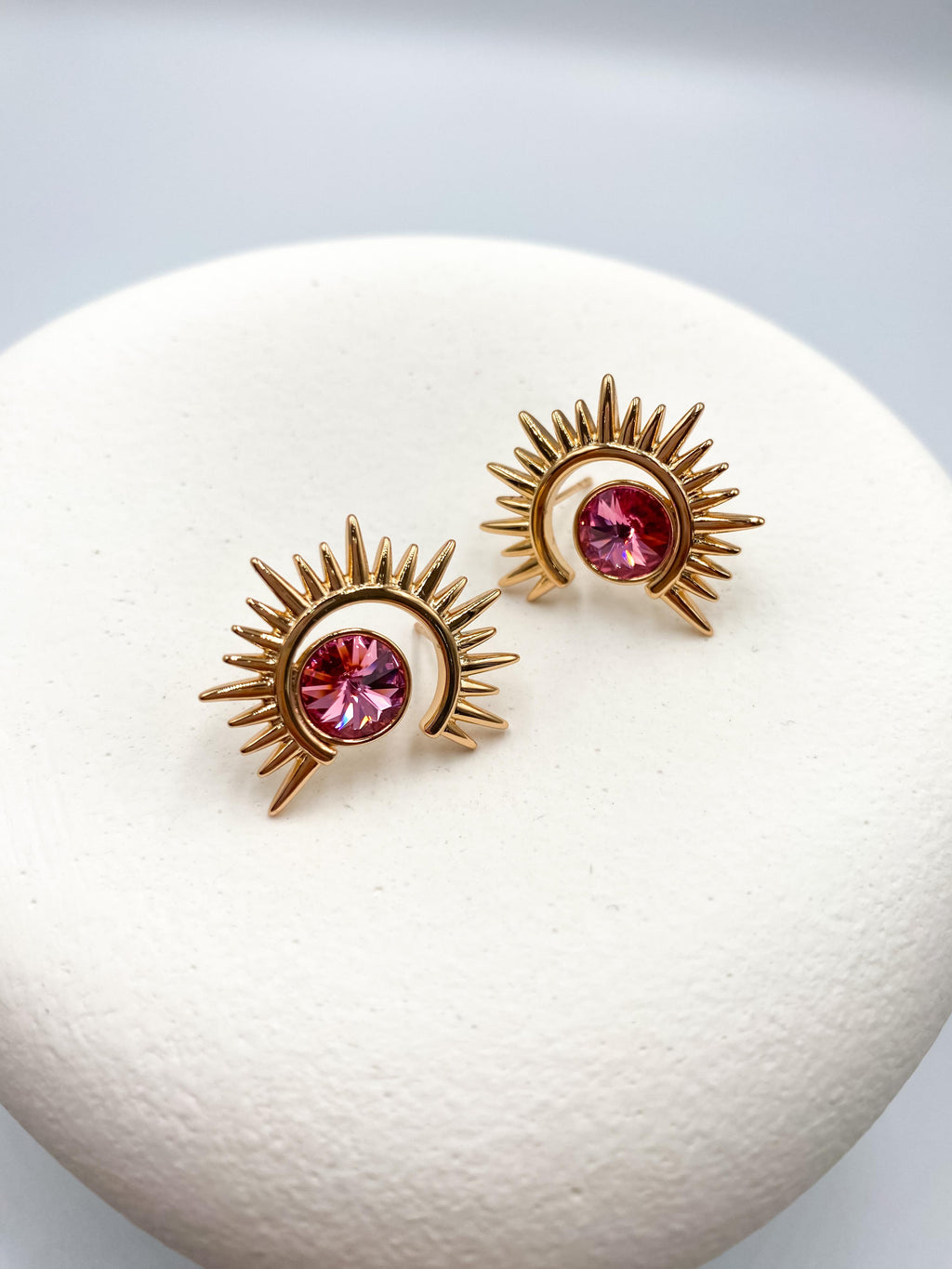 Güneş Motifli Pembe Taşlı Küpe