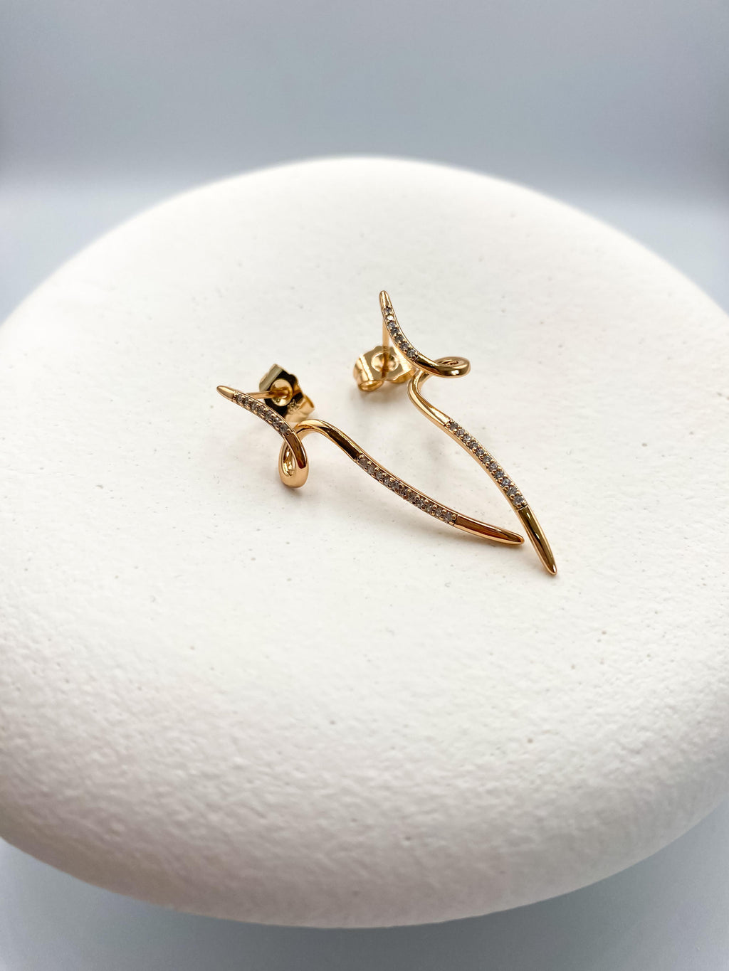 Kıvrımlı Taş Detaylı Küpe