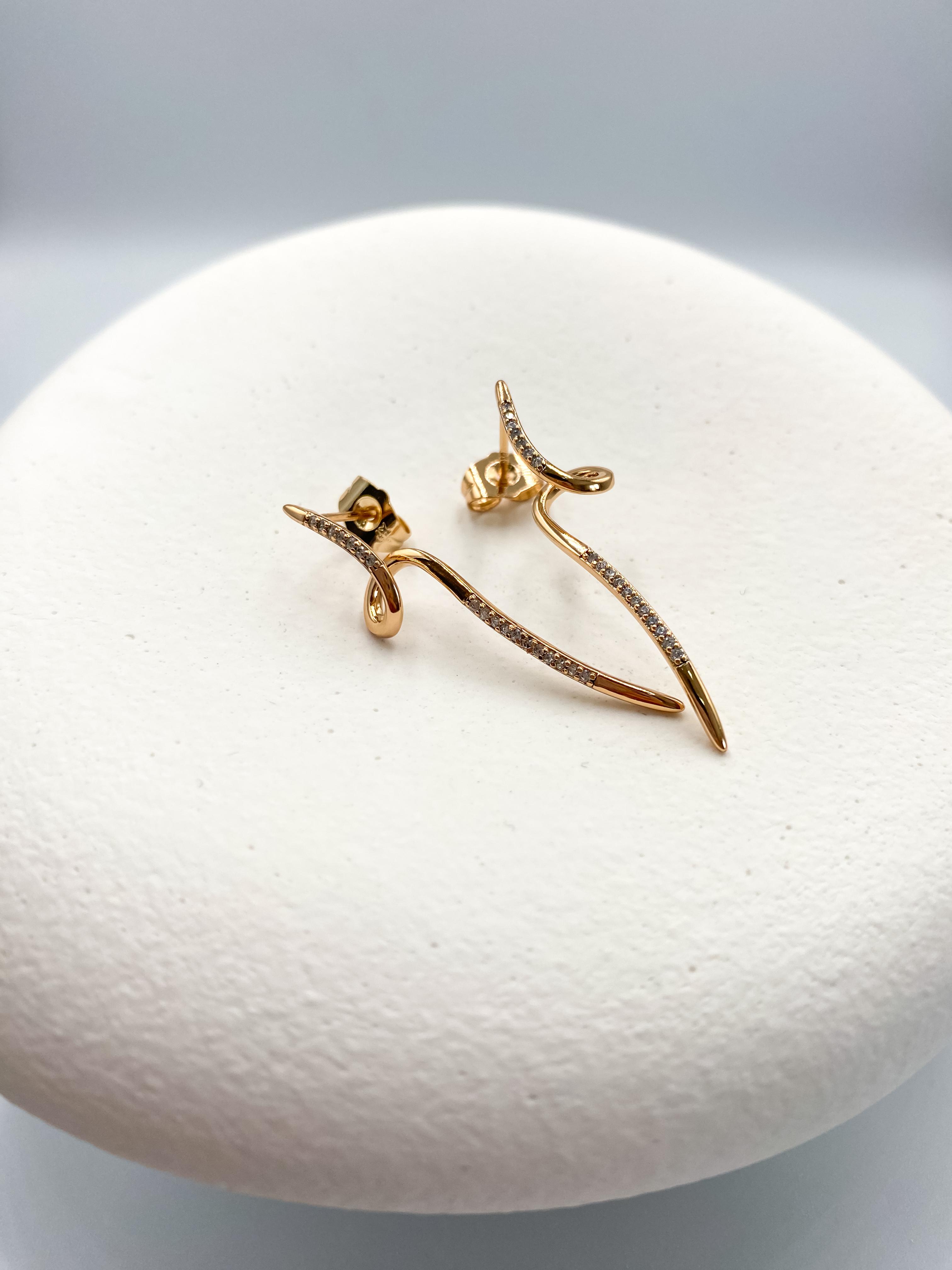 Kıvrımlı Taş Detaylı Küpe