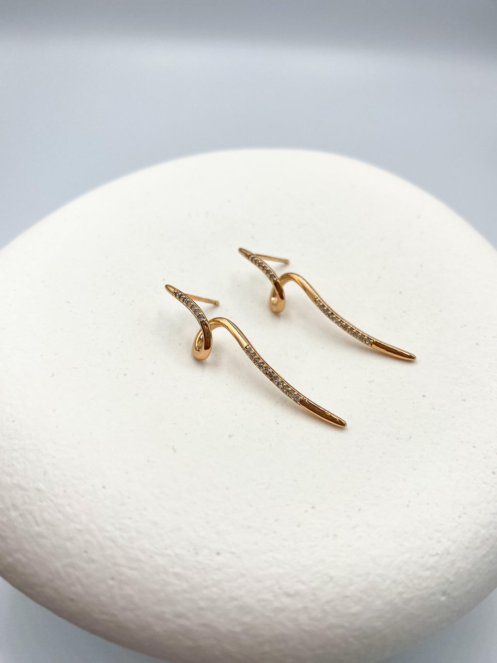 Kıvrımlı Taş Detaylı Küpe