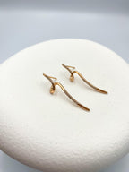 Kıvrımlı Taş Detaylı Küpe