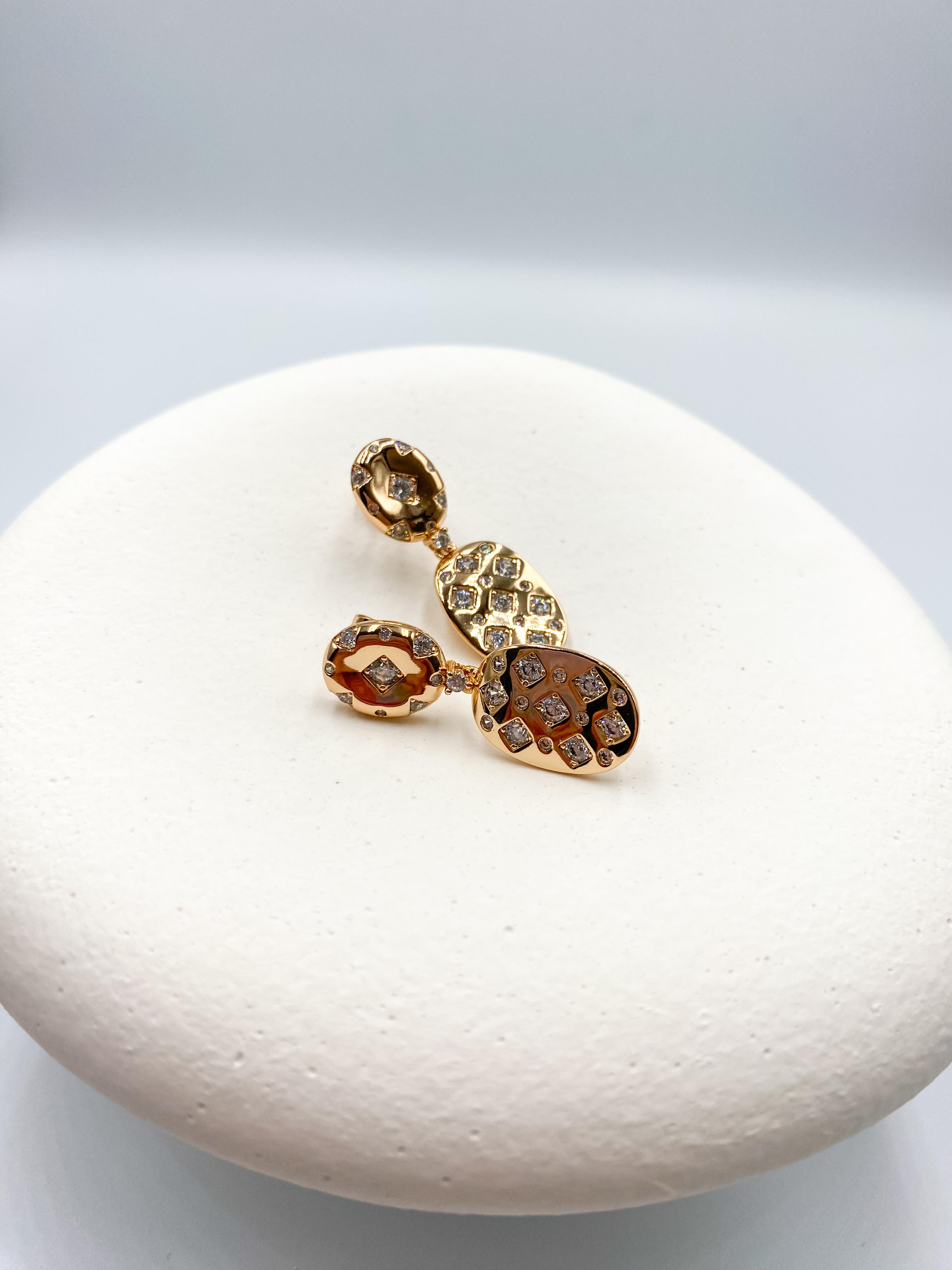 Oval Form Taş Detaylı Sallantılı Küpe