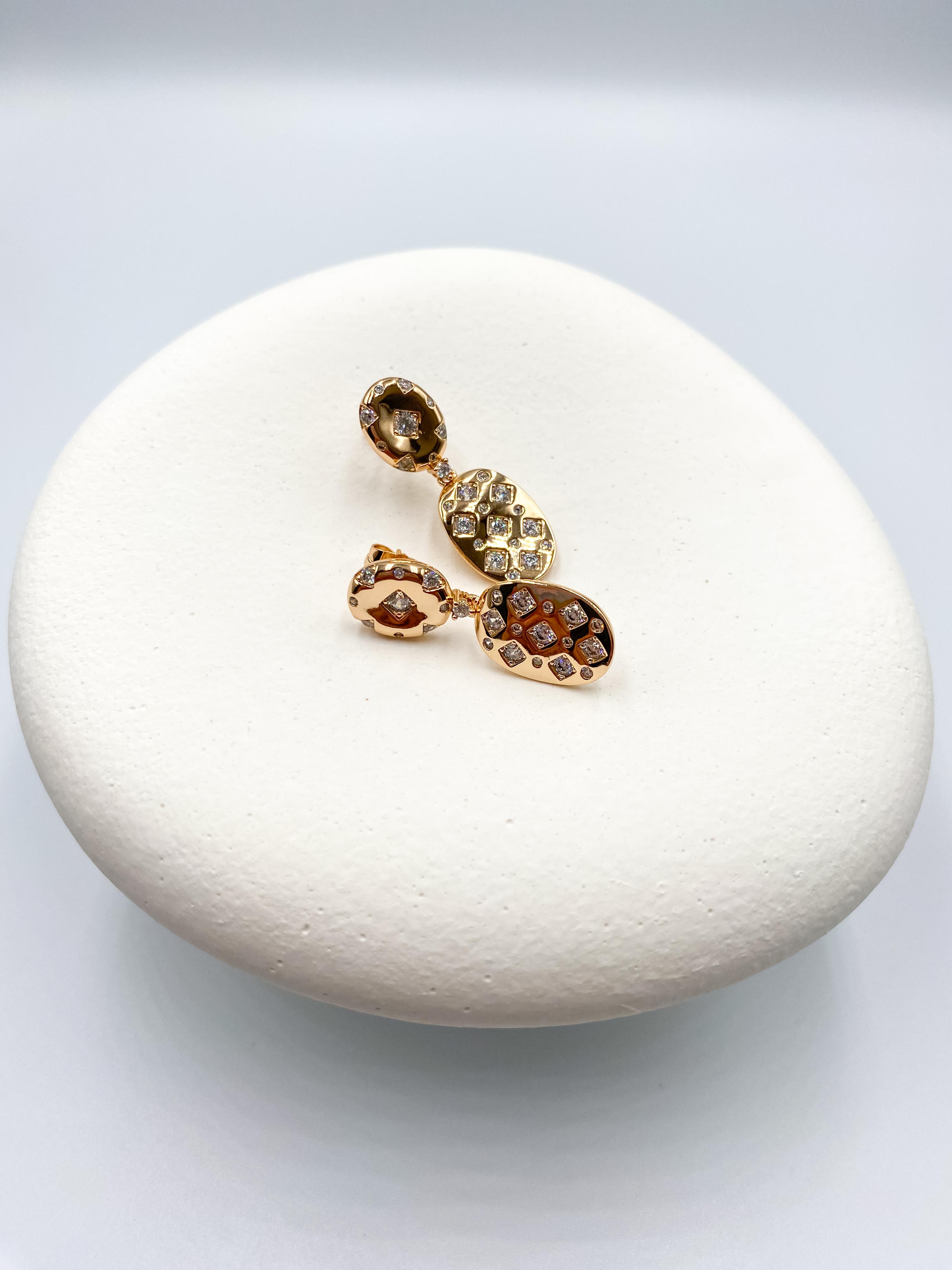 Oval Form Taş Detaylı Sallantılı Küpe