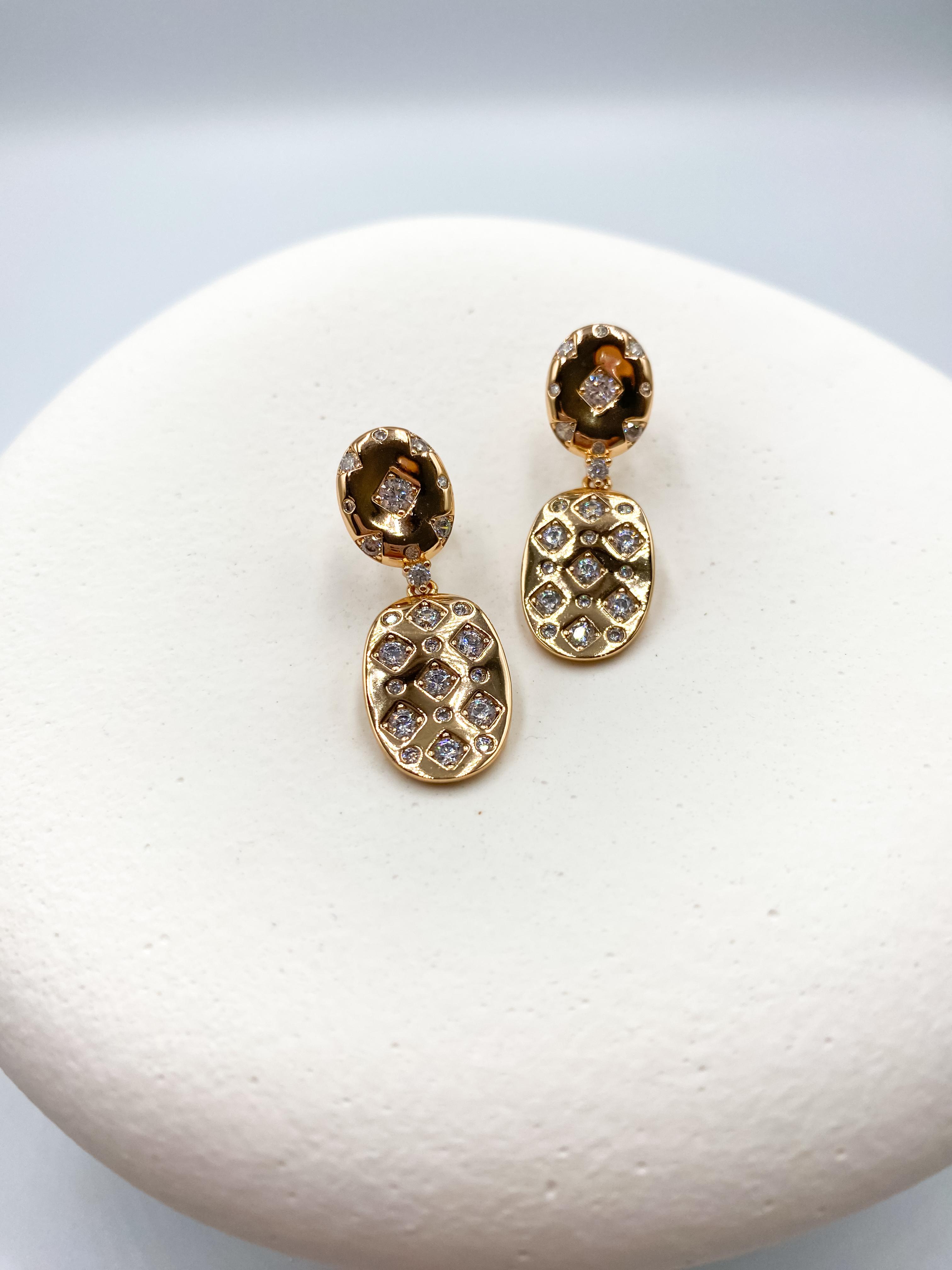 Oval Form Taş Detaylı Sallantılı Küpe