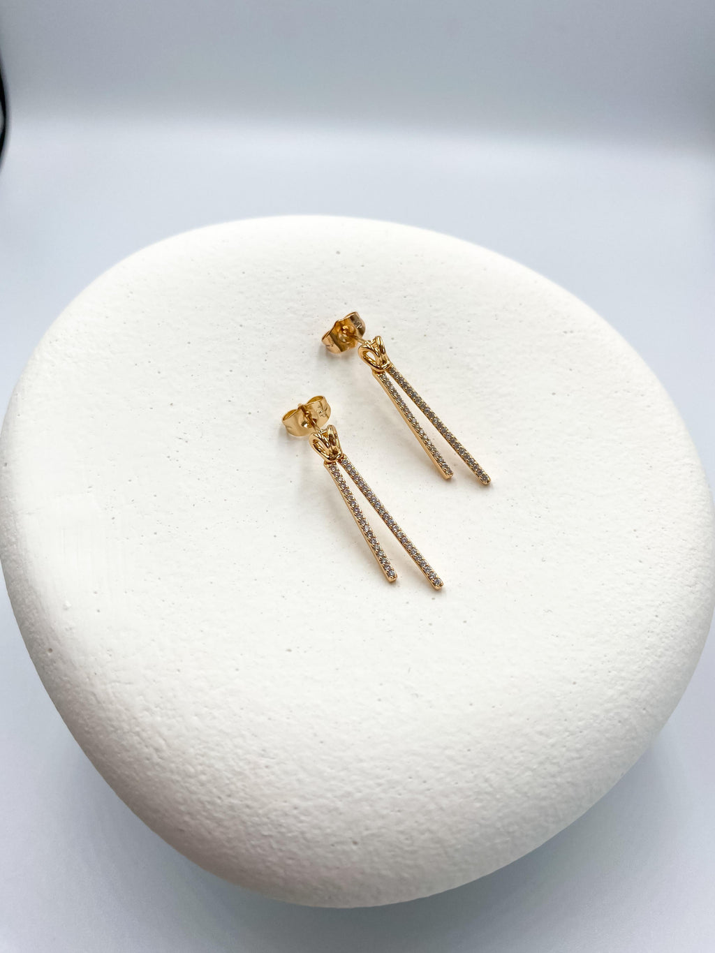 Sallantılı İnce Çubuk Küpe