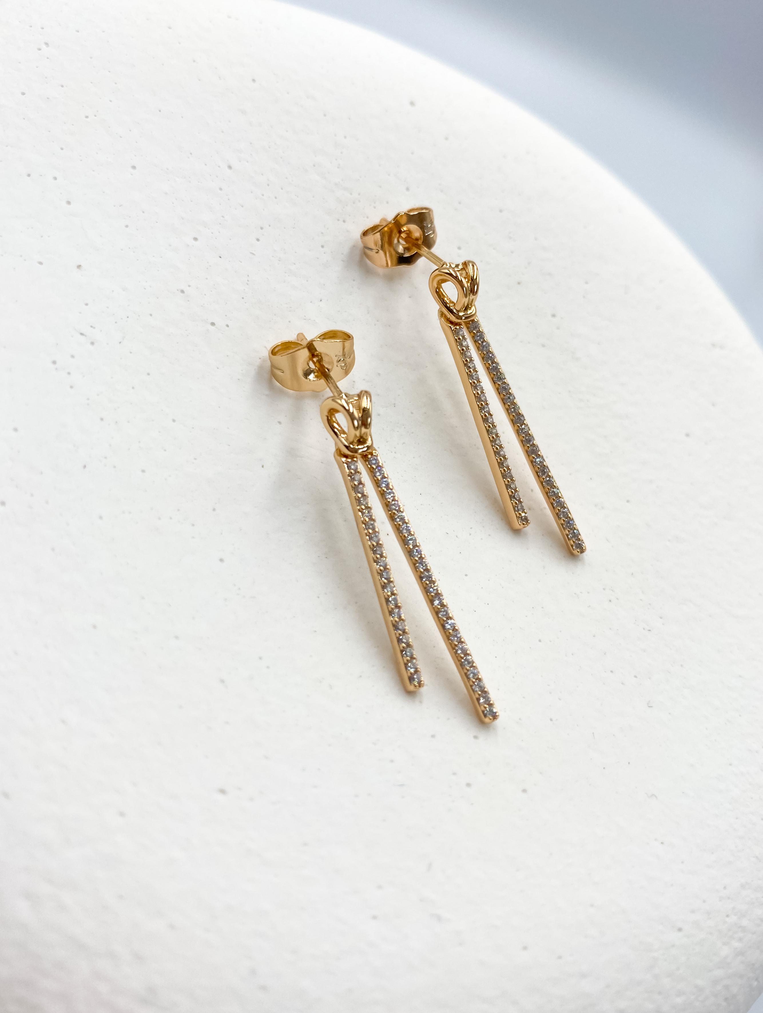 Sallantılı İnce Çubuk Küpe