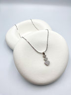 Üç Kalp Taşlı Gümüş Renk Çelik Kolye