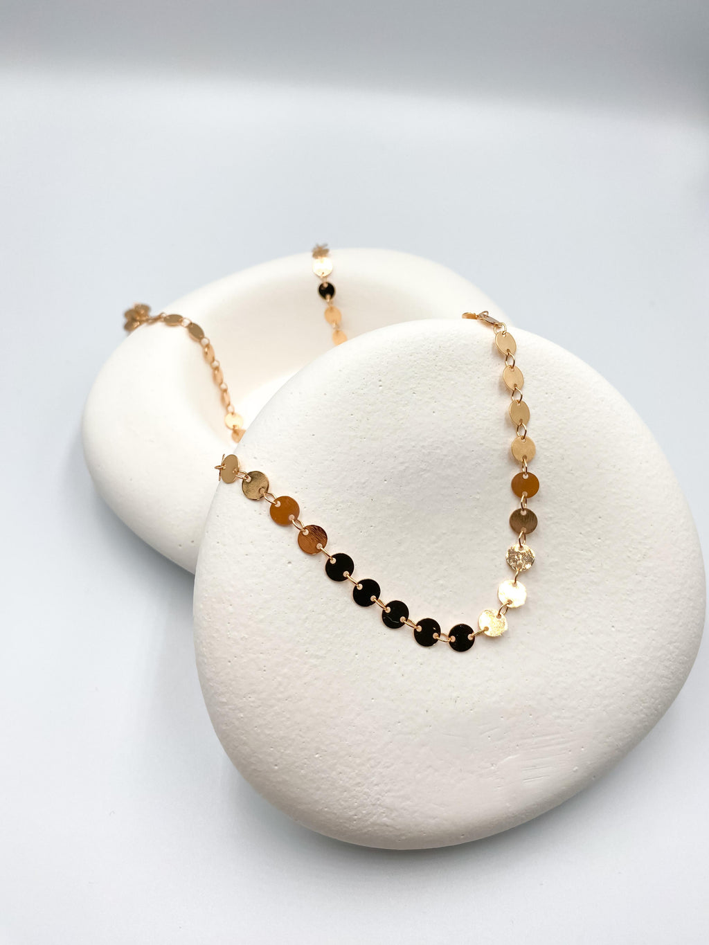 Minimal Yuvarlak Plakalı Zincir Kolye - 18K