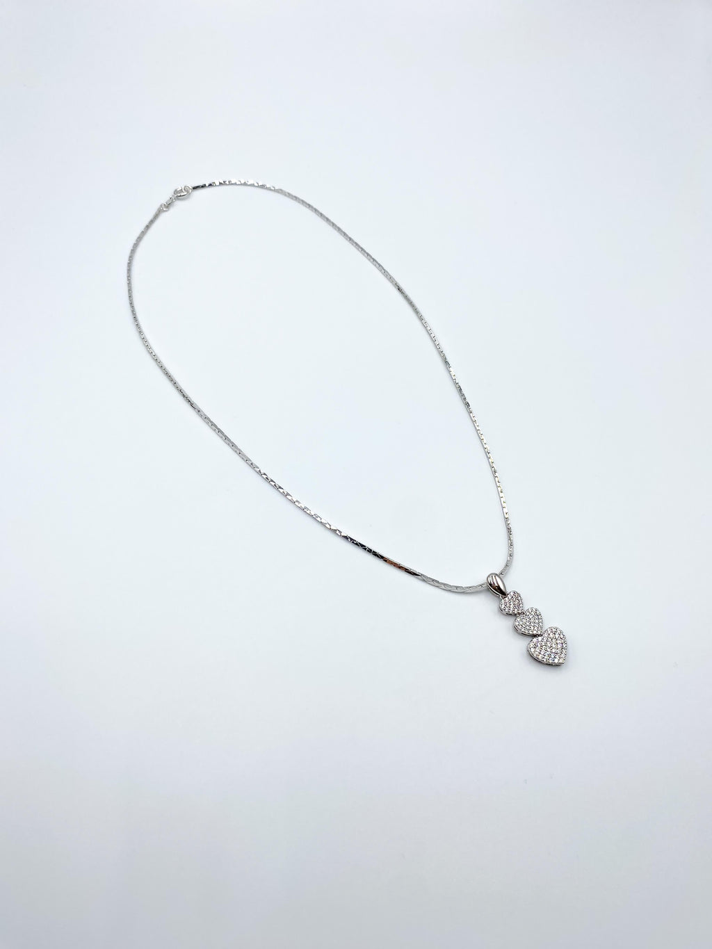 Üç Kalp Taşlı Gümüş Renk Çelik Kolye