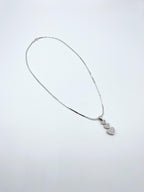 Üç Kalp Taşlı Gümüş Renk Çelik Kolye