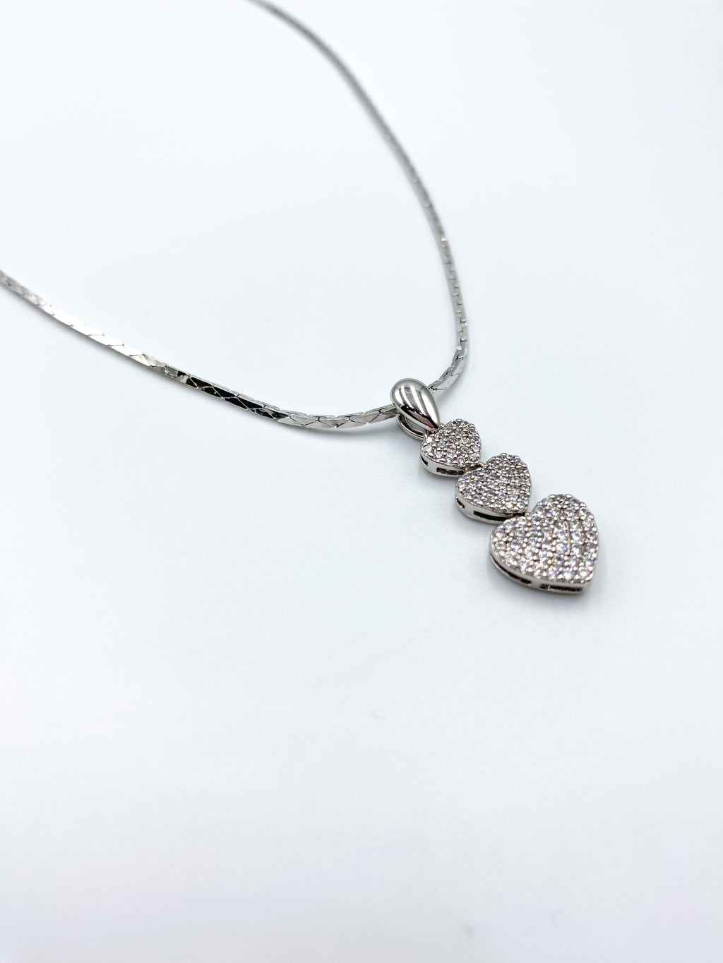 Üç Kalp Taşlı Gümüş Renk Çelik Kolye