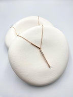 İnce Taşlı Sallantılı Kolye