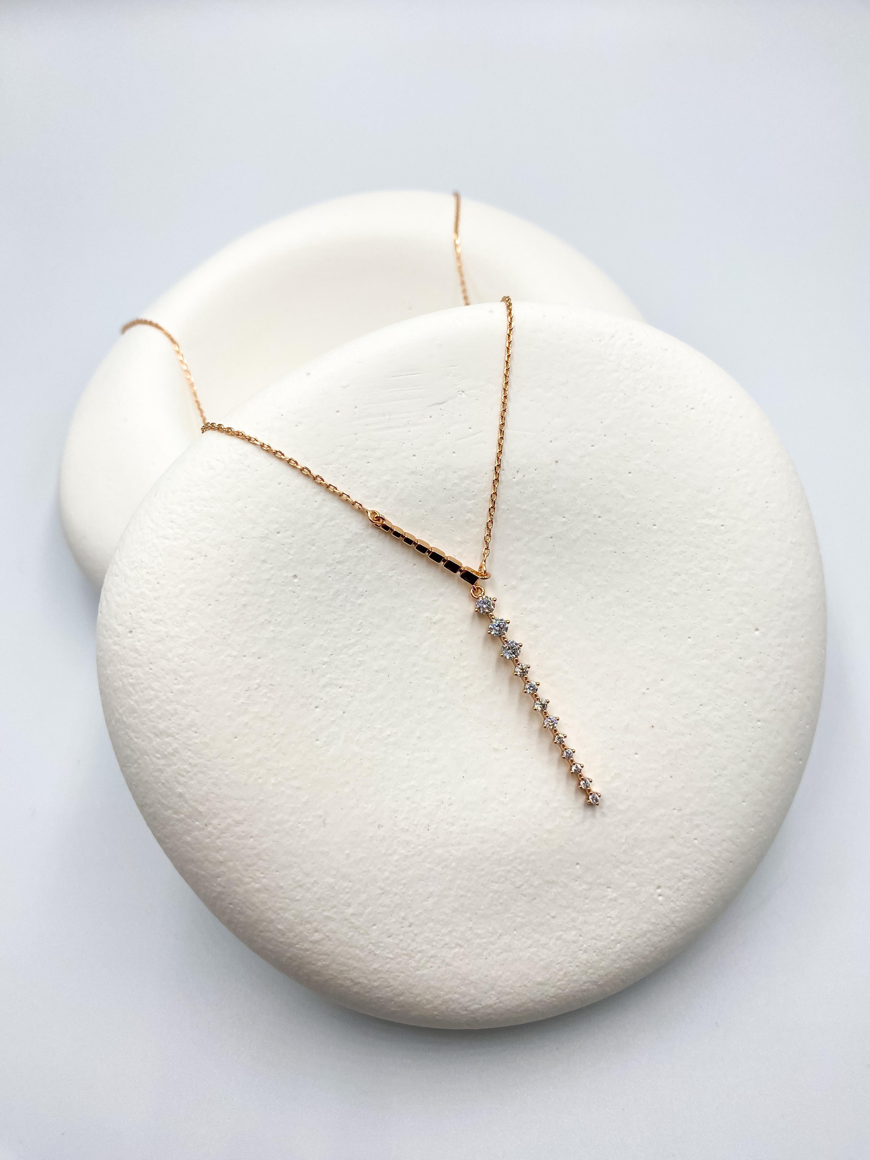 İnce Taşlı Sallantılı Kolye