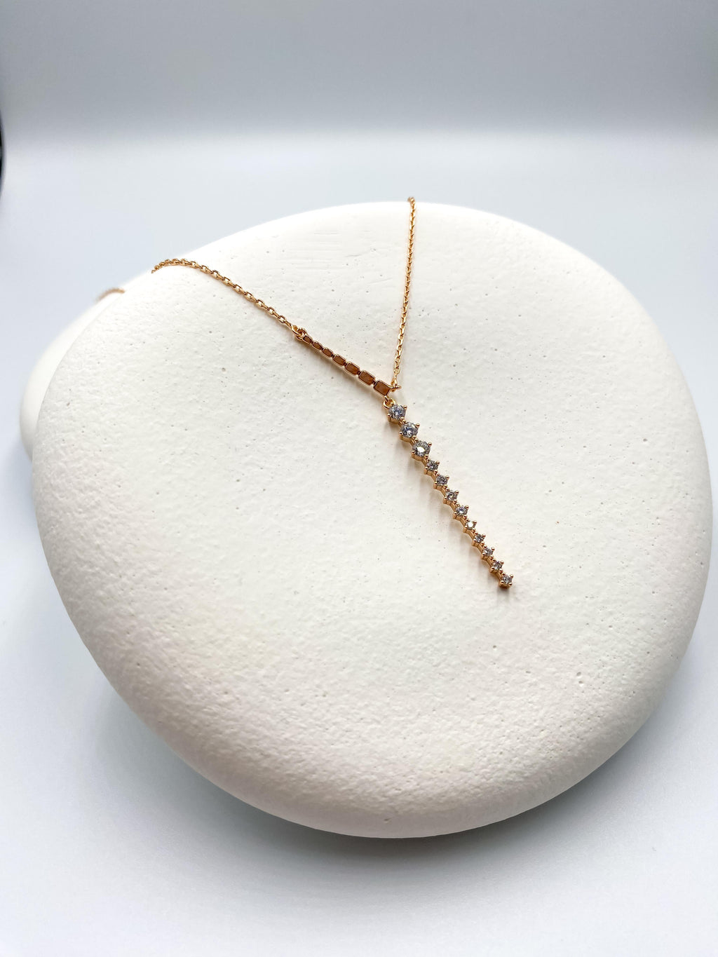 İnce Taşlı Sallantılı Kolye