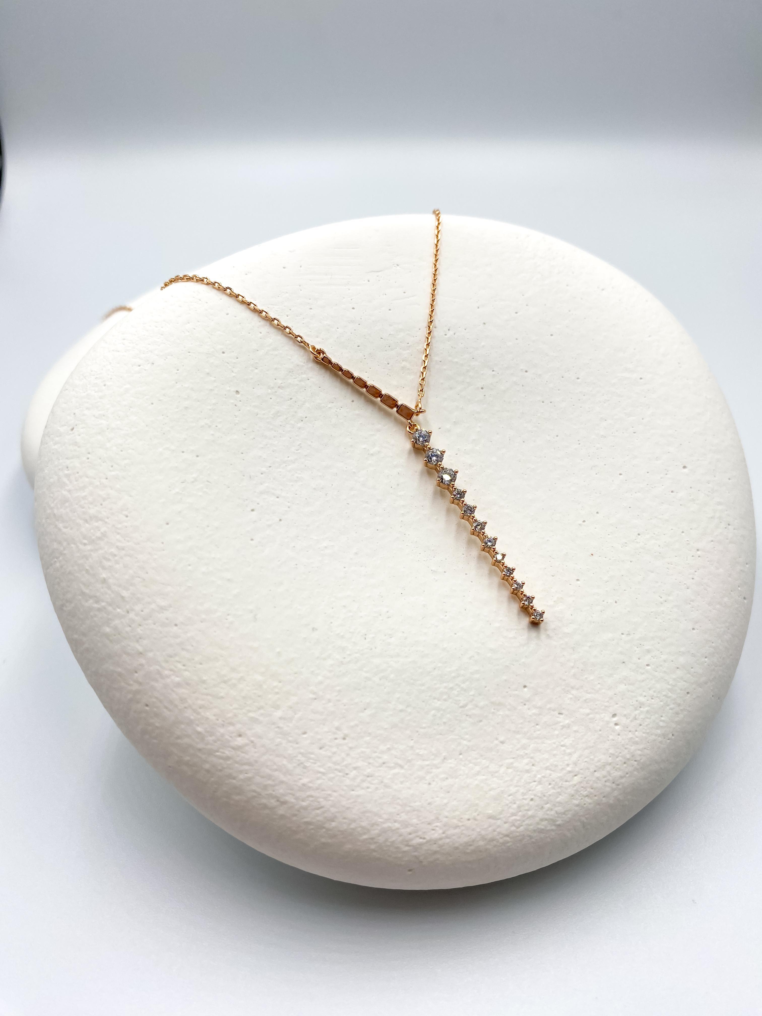 İnce Taşlı Sallantılı Kolye