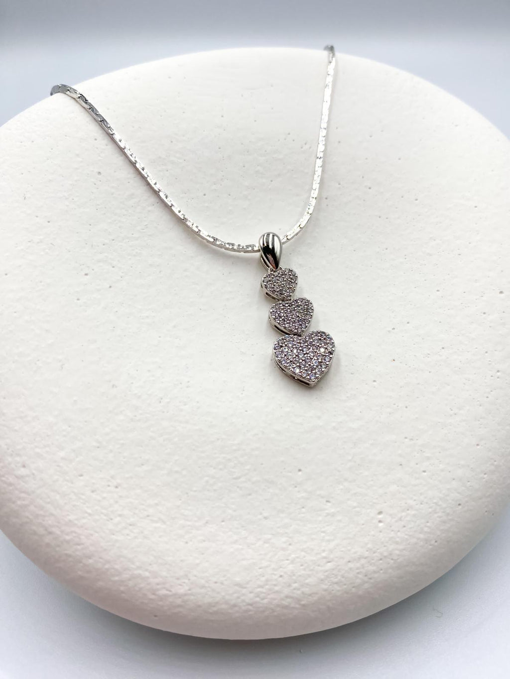 Üç Kalp Taşlı Gümüş Renk Çelik Kolye