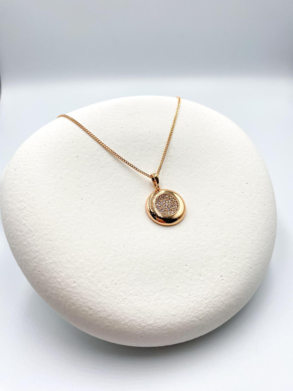 Yuvarlak Taşlı Madalyon Kolye