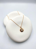 Yuvarlak Taşlı Madalyon Kolye