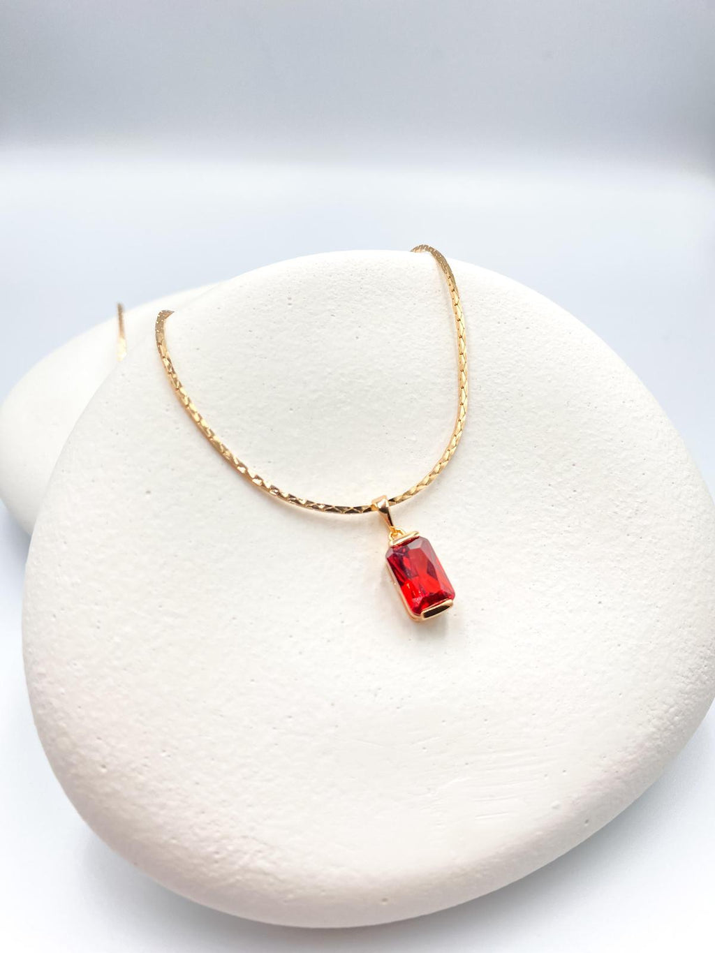 Kırmızı Taşlı Zarif Kolye