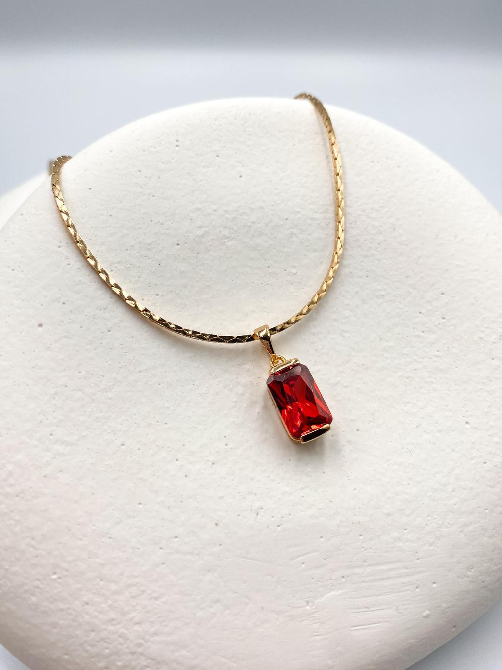 Kırmızı Taşlı Zarif Kolye