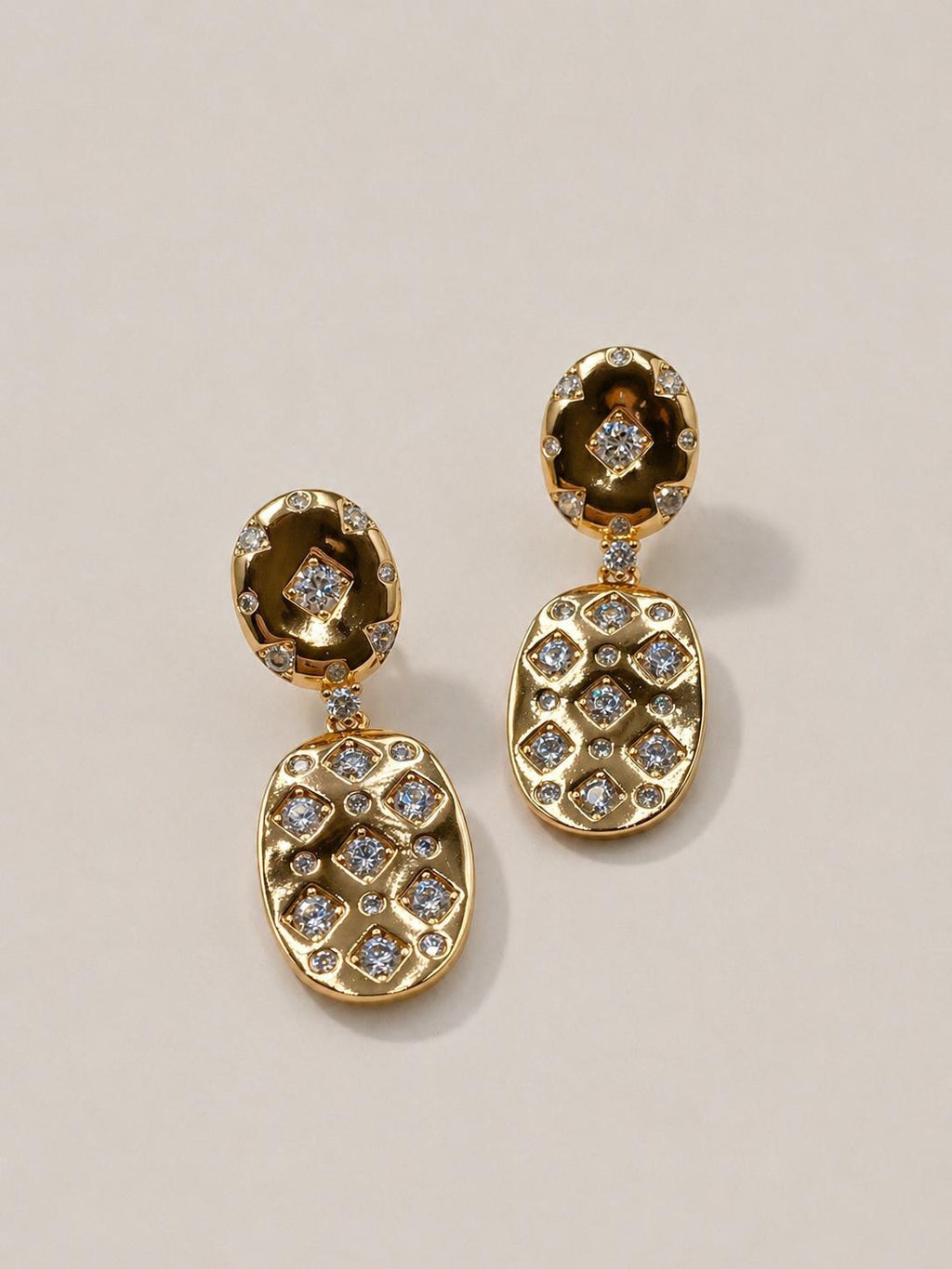 Oval Form Taş Detaylı Sallantılı Küpe - 18K
