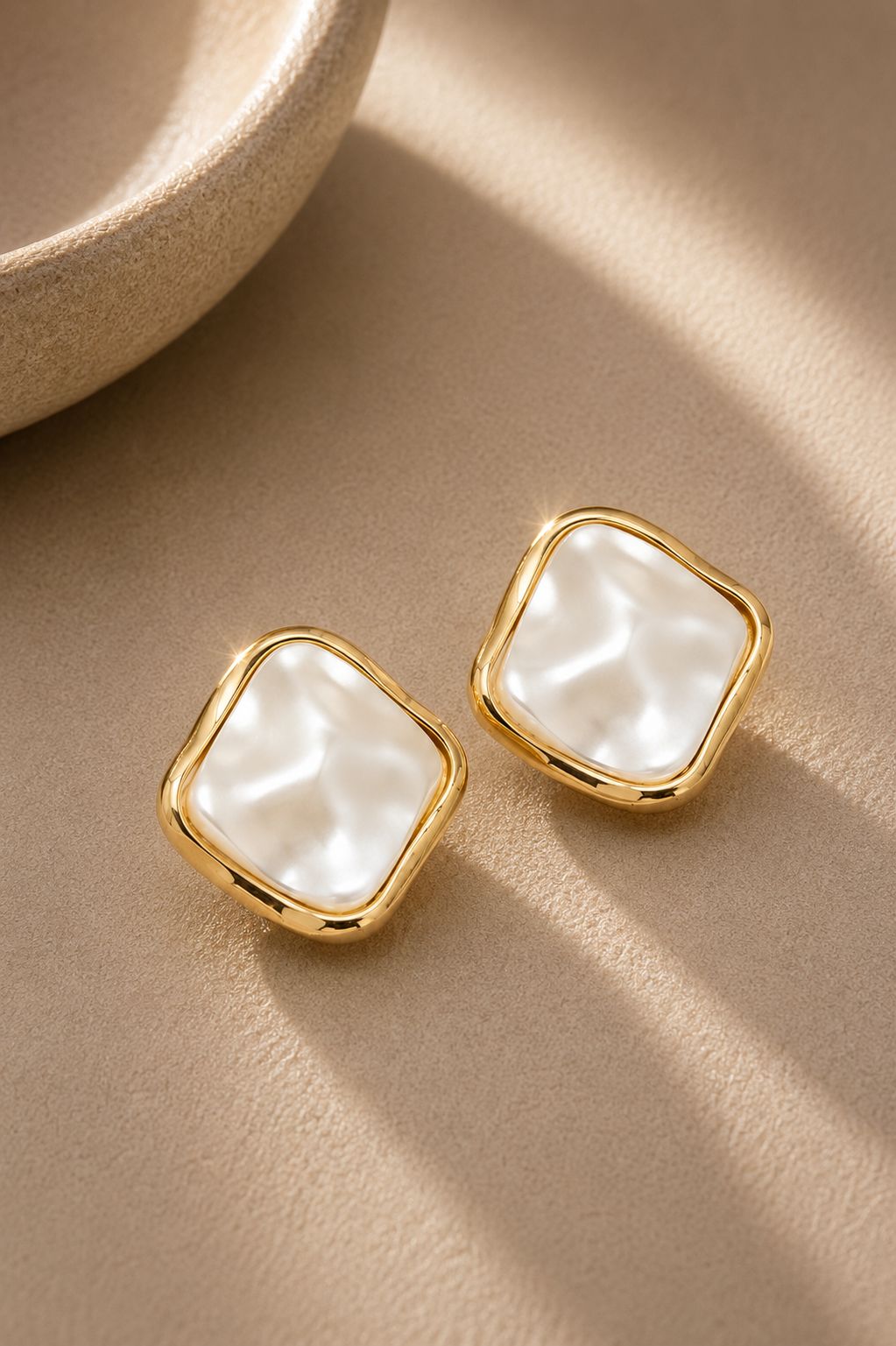 Sedefli Minimalist Beyaz Küpe - 14K