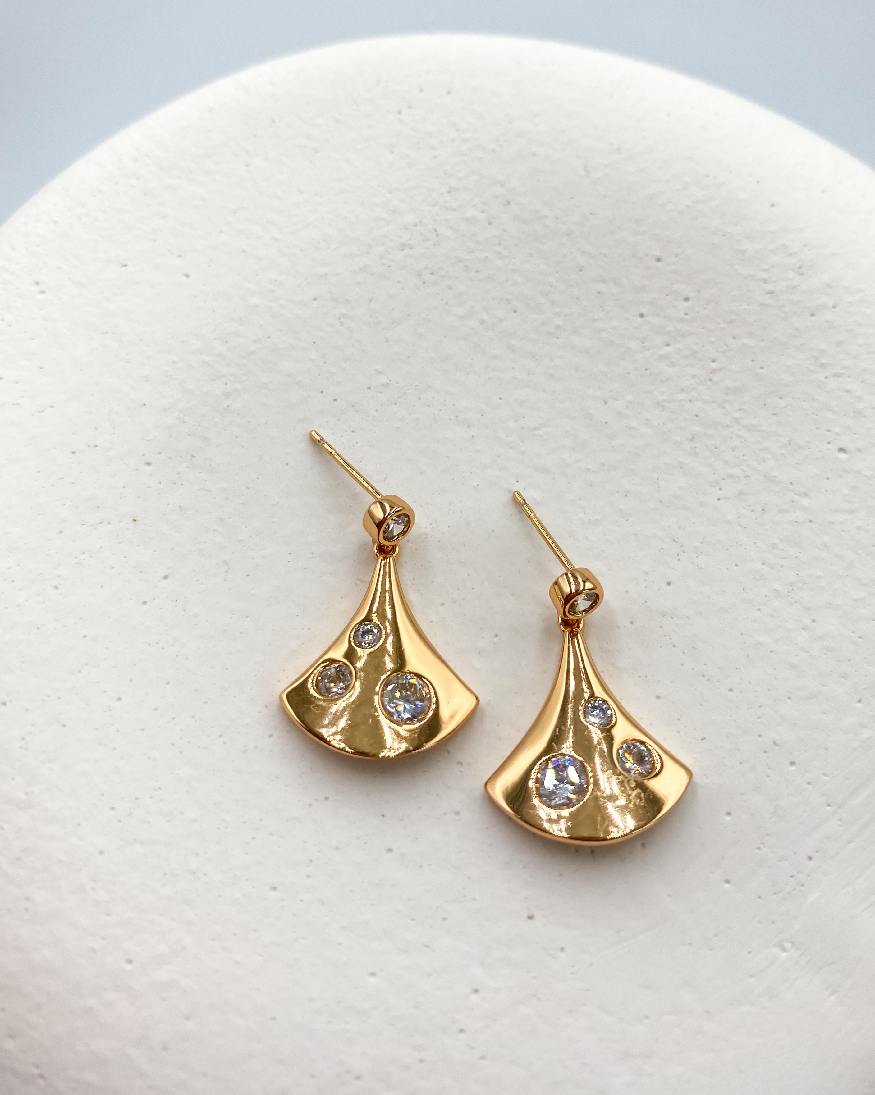 Taş Detaylı Yelpaze Küpe