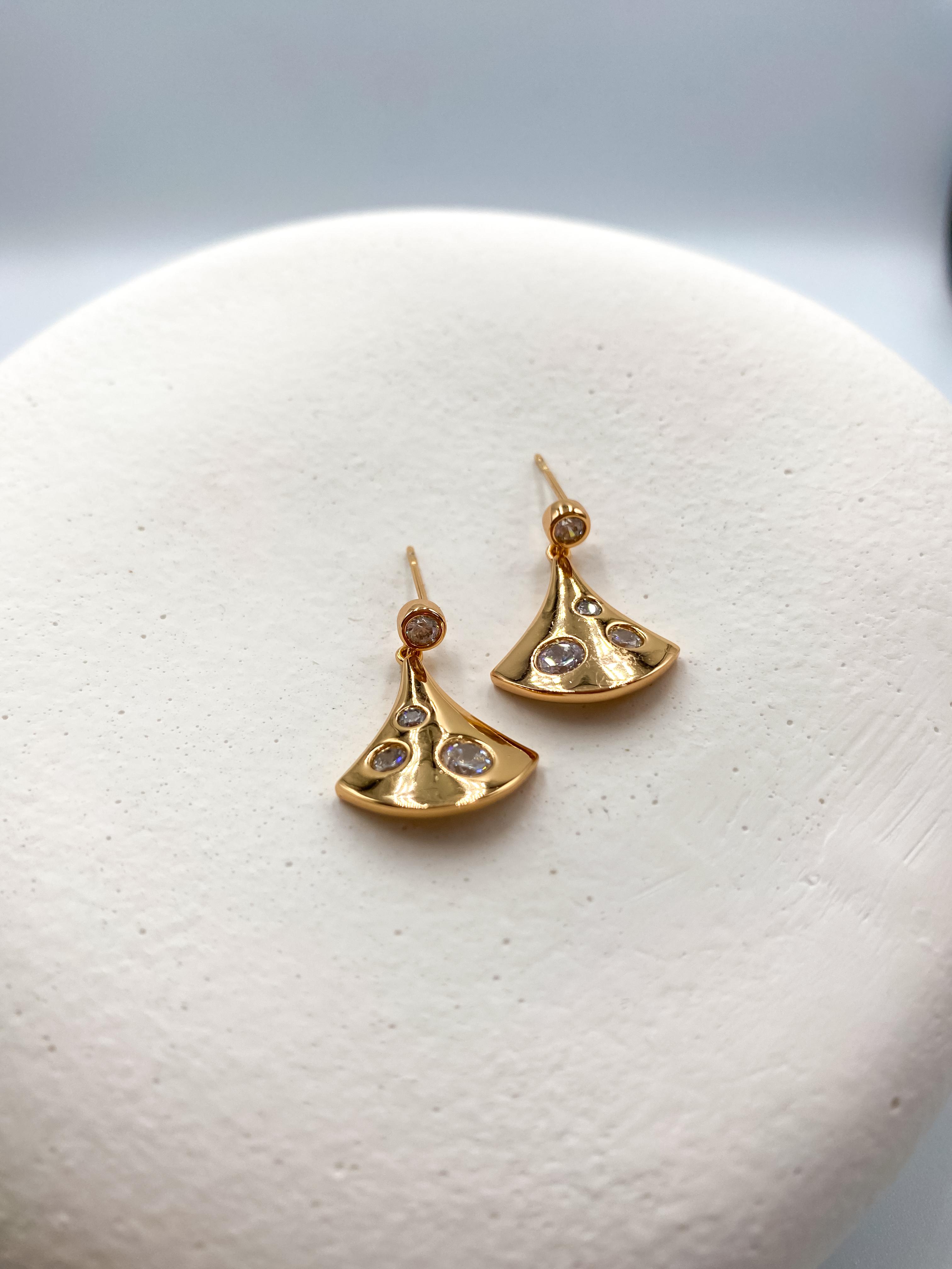 Taş Detaylı Yelpaze Küpe