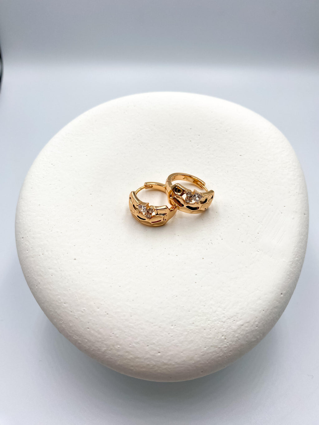 Kıvrımlı Taş Detaylı Halka Küpe