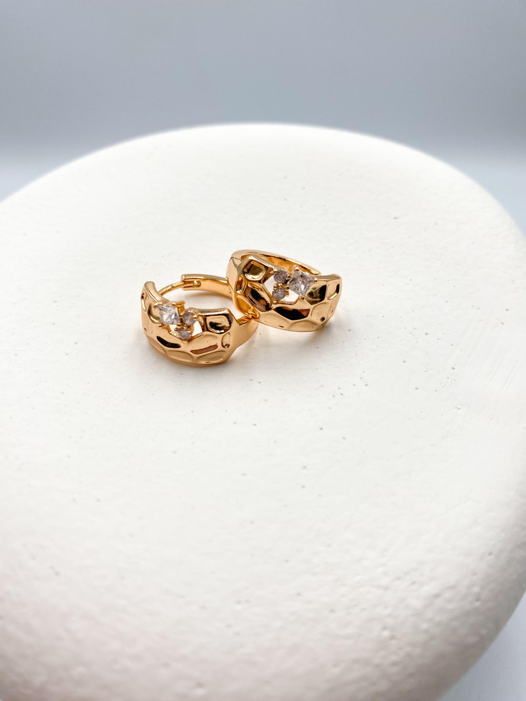 Kıvrımlı Taş Detaylı Halka Küpe