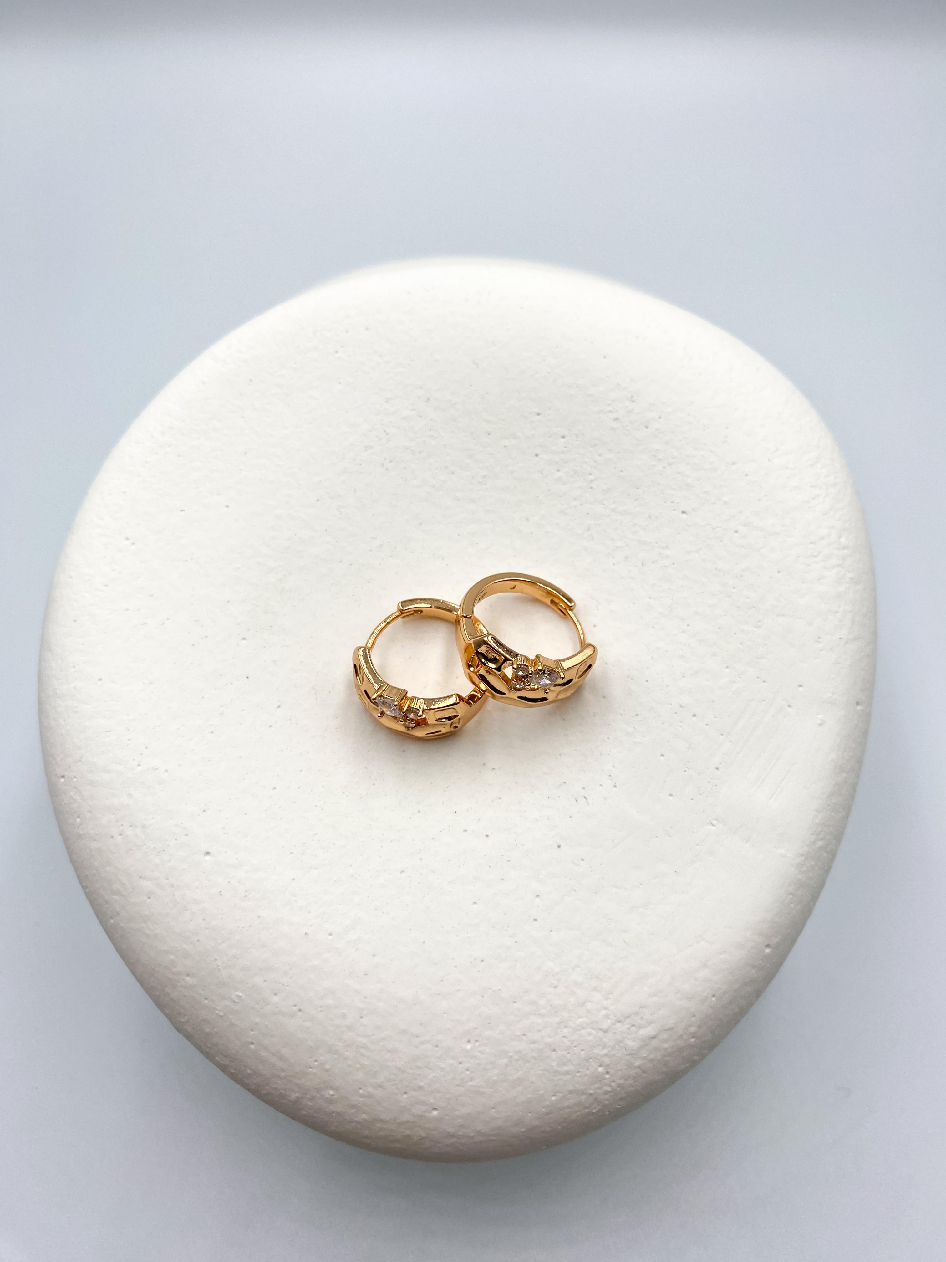 Kıvrımlı Taş Detaylı Halka Küpe