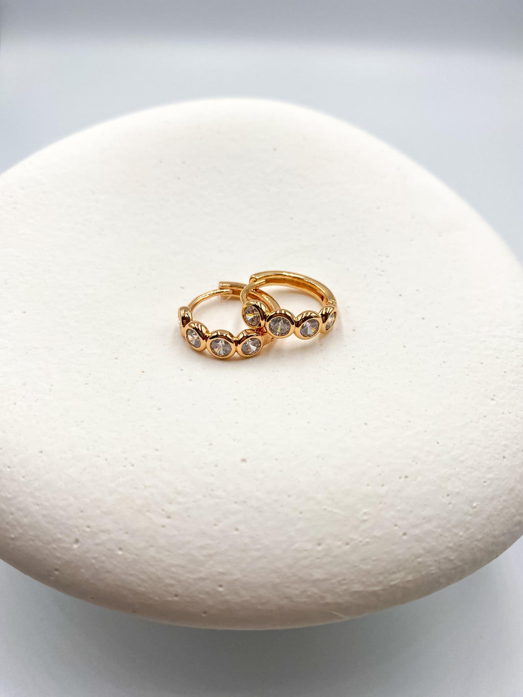 Yuvarlak Taş Detaylı Halka Küpe