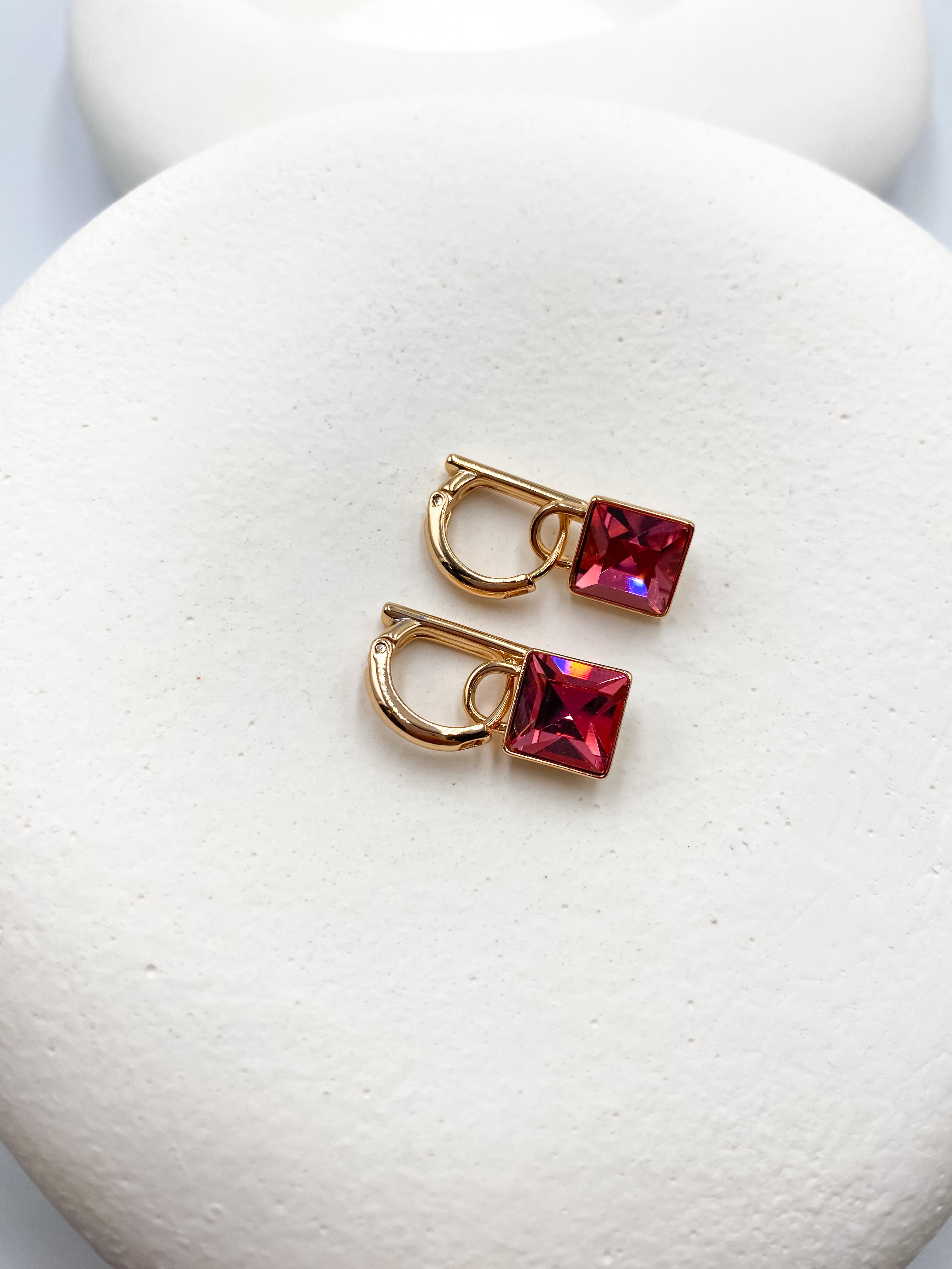 Koyu Pembe Kare Taşlı Küpe