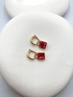 Koyu Pembe Kare Taşlı Küpe