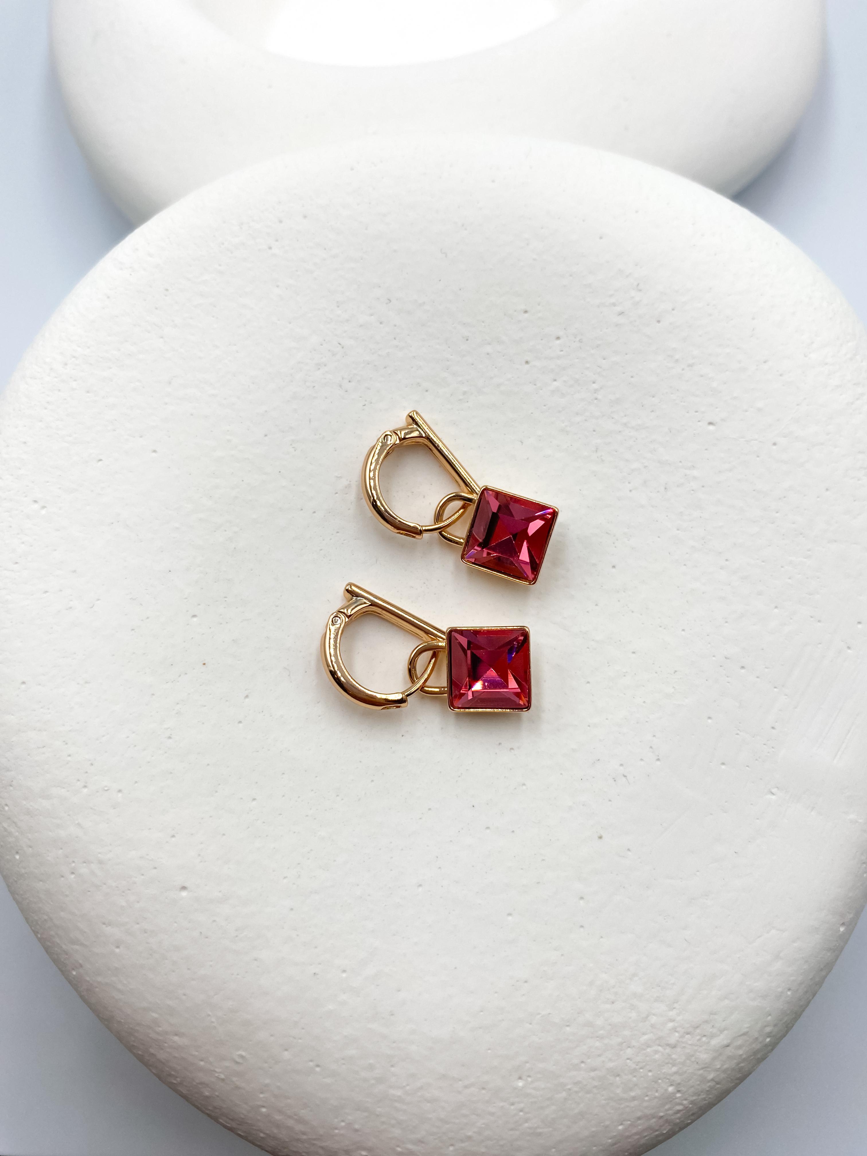 Koyu Pembe Kare Taşlı Küpe