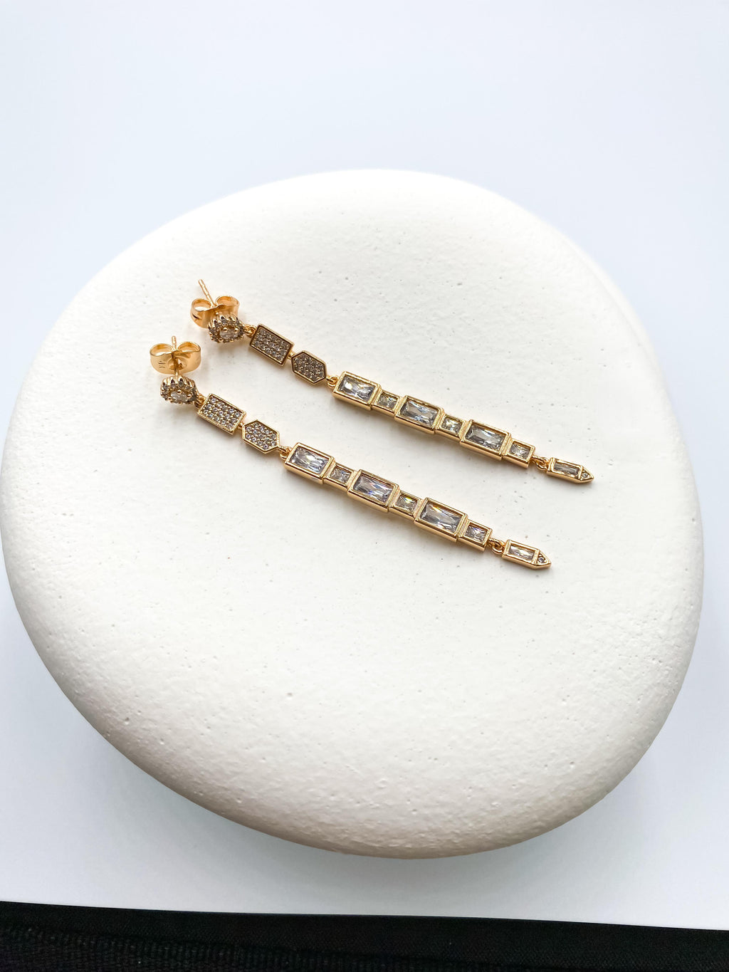 Sallantılı Dikdörtgen Taşlı Uzun Küpe