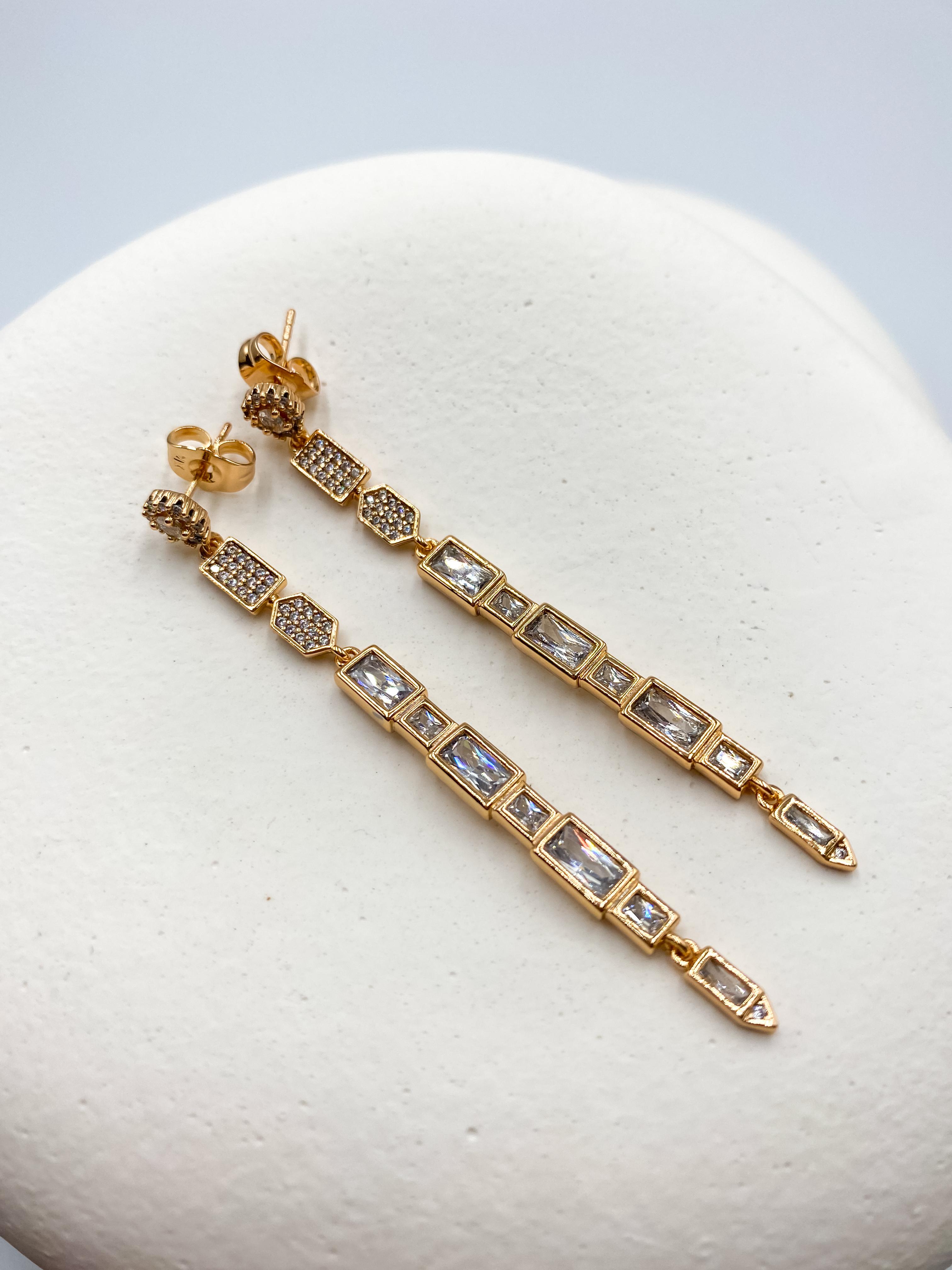 Sallantılı Dikdörtgen Taşlı Uzun Küpe